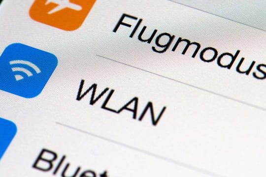 Über die Tethering-Einstellungen lässt sich bei einem Android-Smartphone die Reichweite des WLANs zu einem Drittgerät erweitern.