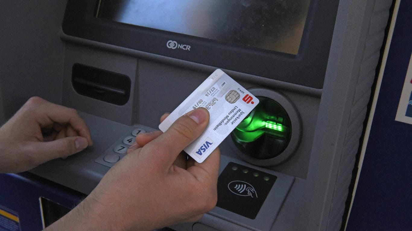 Ein Mann am Geldautomat: Ein Beamter soll mit der Karte eines Toten Geld abgehoben haben.