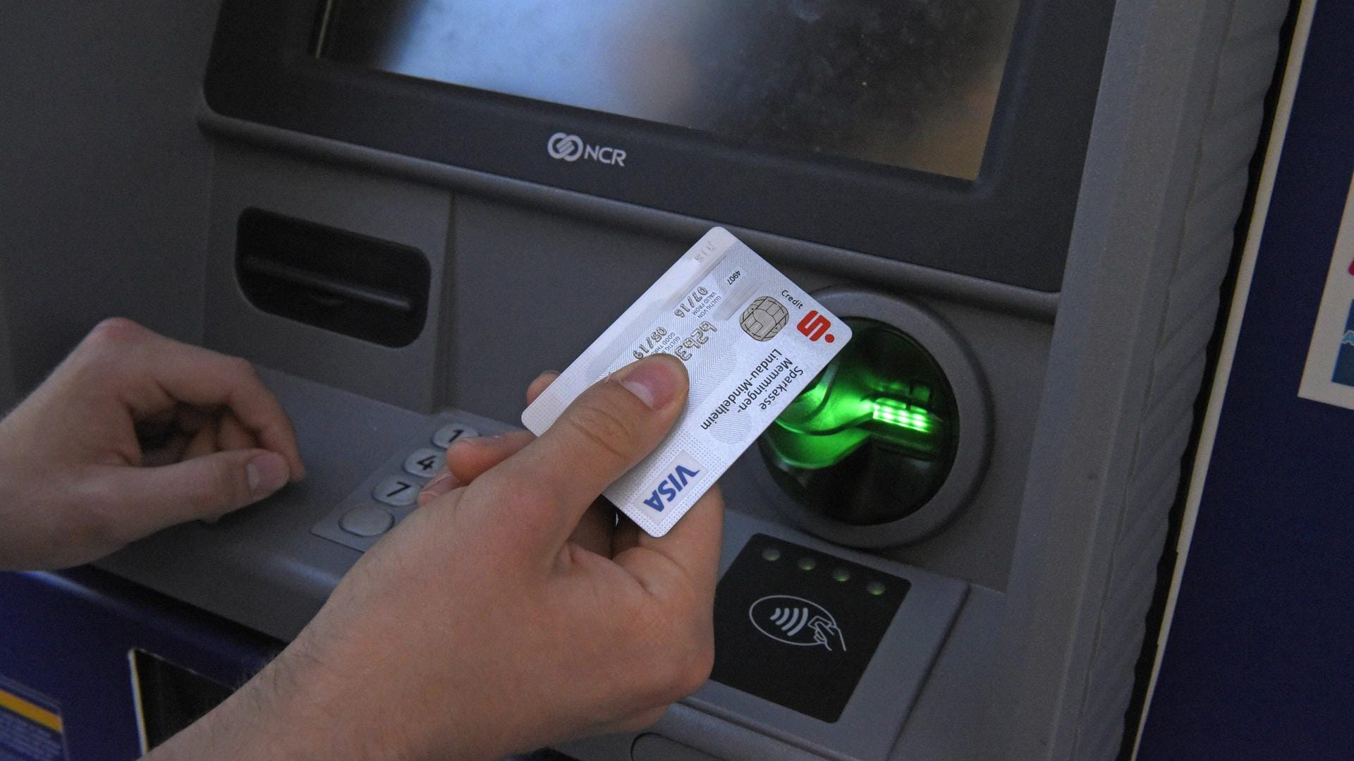Ein Mann am Geldautomat: Ein Beamter soll mit der Karte eines Toten Geld abgehoben haben. Ein Mann am Geldautomat: Ein Beamter soll mit der Karte eines Toten Geld abgehoben haben.