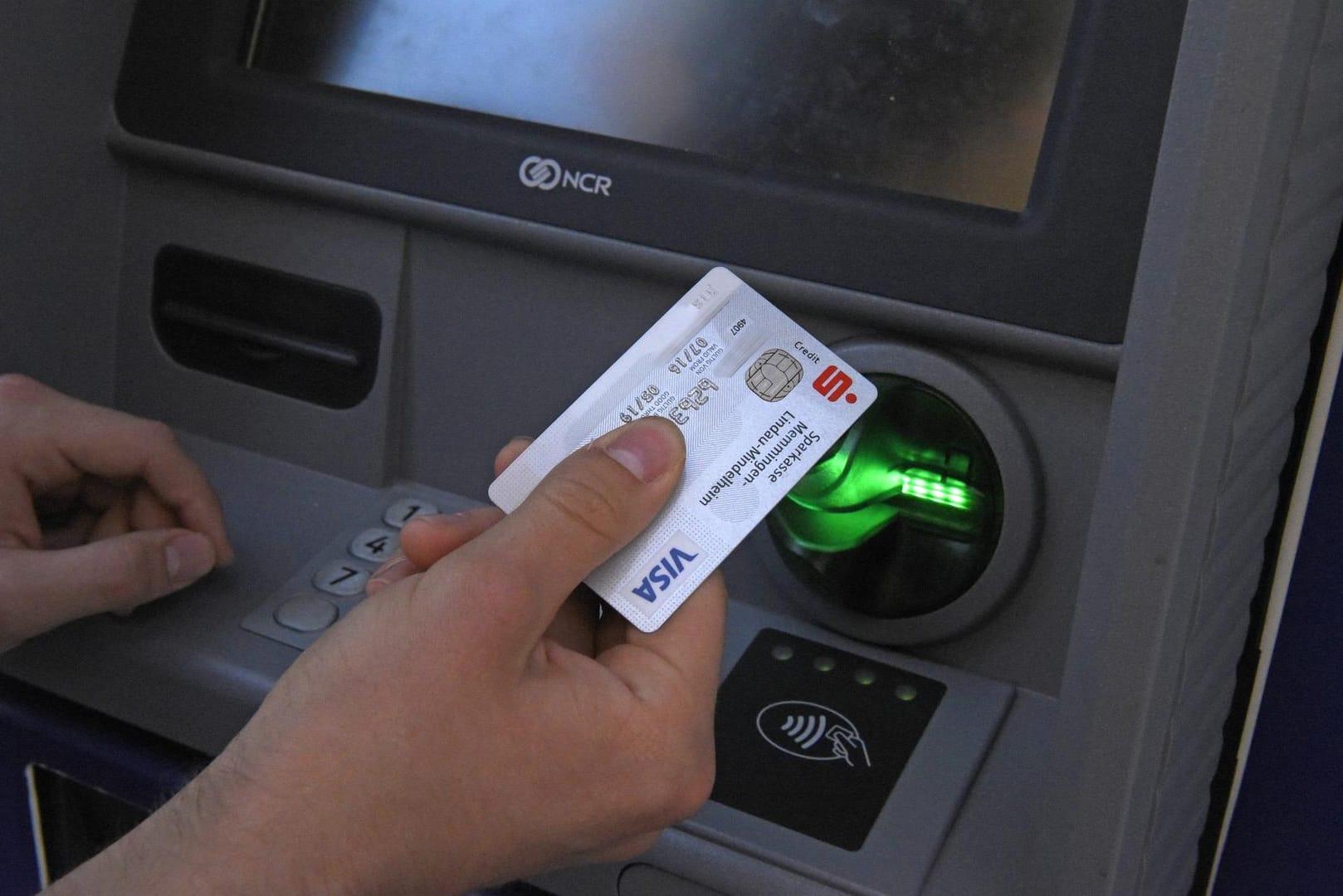 Ein Mann am Geldautomat: Ein Beamter soll mit der Karte eines Toten Geld abgehoben haben.