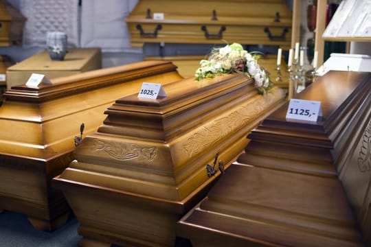 Eine Bestattung bringt oft unerwartet hohe Kosten mit sich. Eine Bestattung bringt oft unerwartet hohe Kosten mit sich.