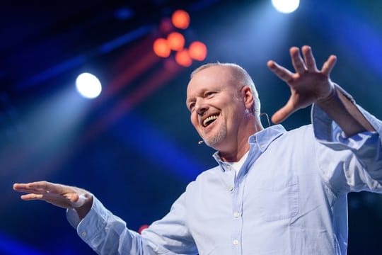 Dem Fernsehen bleibt Stefan Raab fern, die Bühne hat ihn aber wieder.