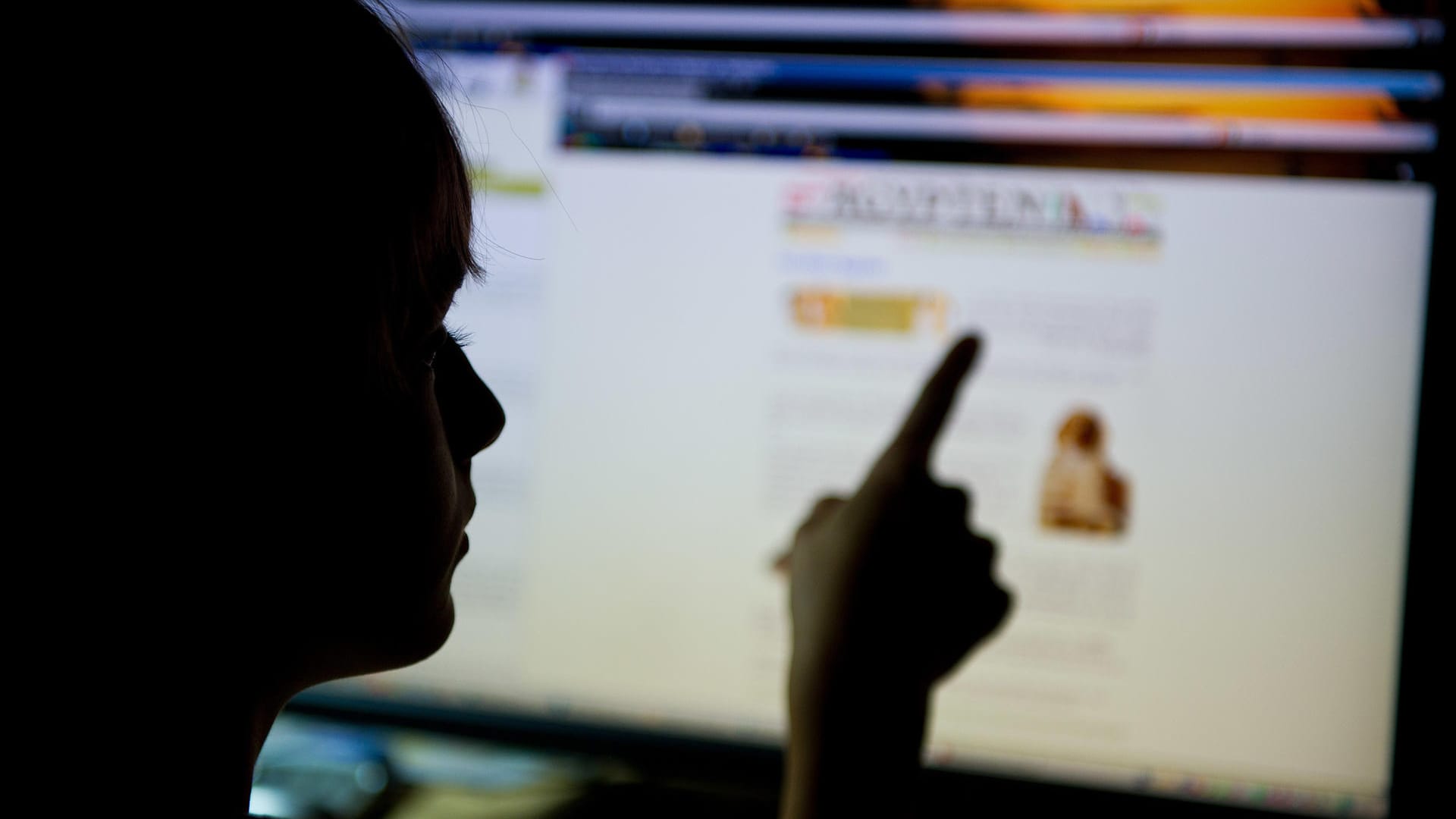 Kind vor einem Computer (Symbolbild): Der EuGH hat bestimmt, dass der Zugang von Familie nicht von Haftung für Filesharing befreit. Kind vor einem Computer (Symbolbild): Der EuGH hat bestimmt, dass der Zugang von Familie nicht von Haftung für Filesharing befreit.