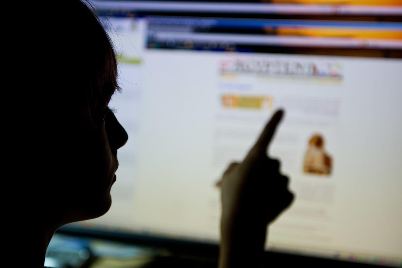 Kind vor einem Computer (Symbolbild): Der EuGH hat bestimmt, dass der Zugang von Familie nicht von Haftung für Filesharing befreit.