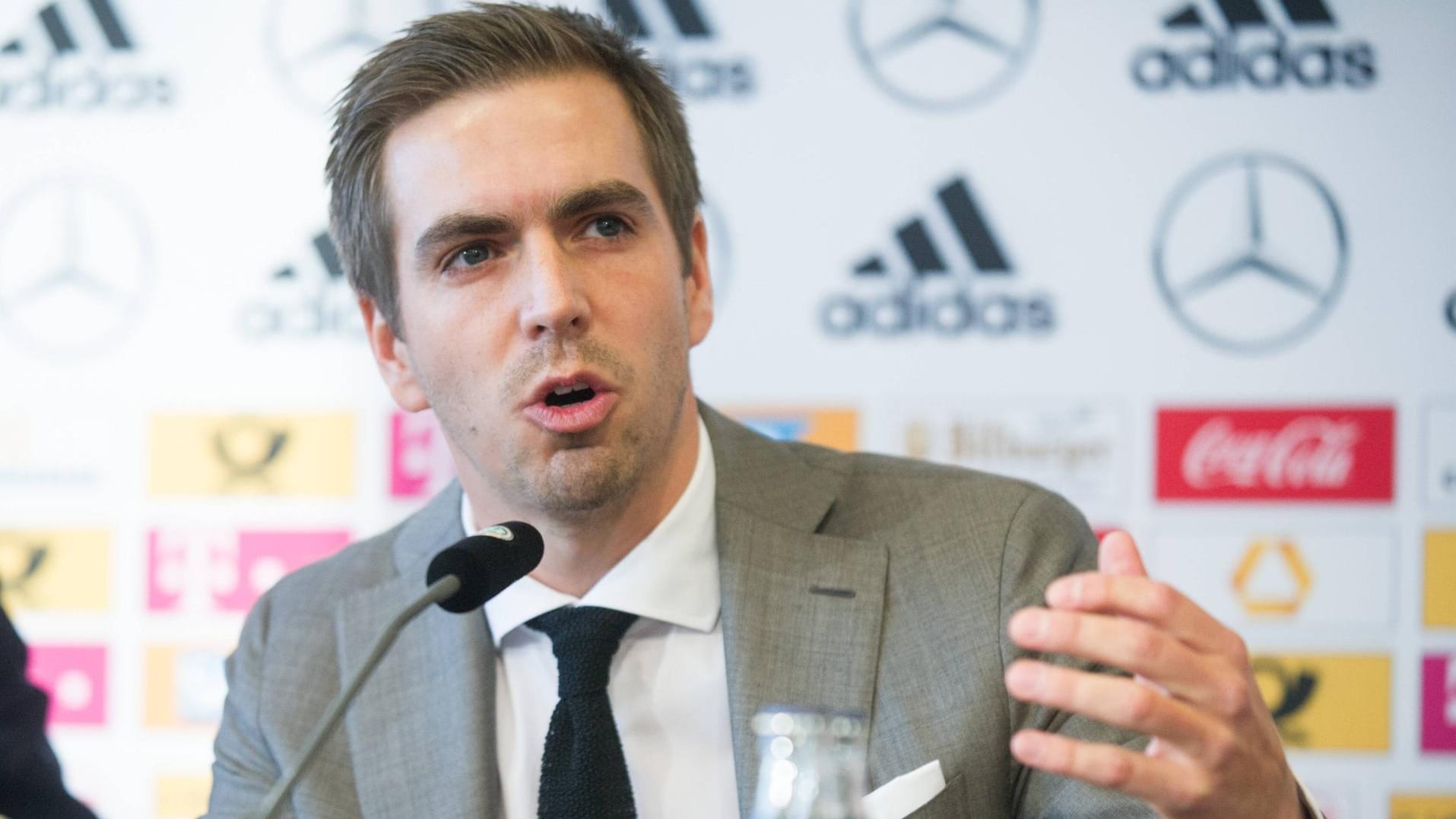 Rückendeckung für den Bundestrainer: Für Philipp Lahm gibt es keinen Anlass, sich Gedanken über einen neuen Bundestrainer zu machen.