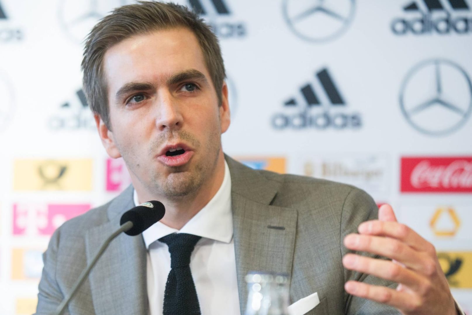 Rückendeckung für den Bundestrainer: Für Philipp Lahm gibt es keinen Anlass, sich Gedanken über einen neuen Bundestrainer zu machen.
