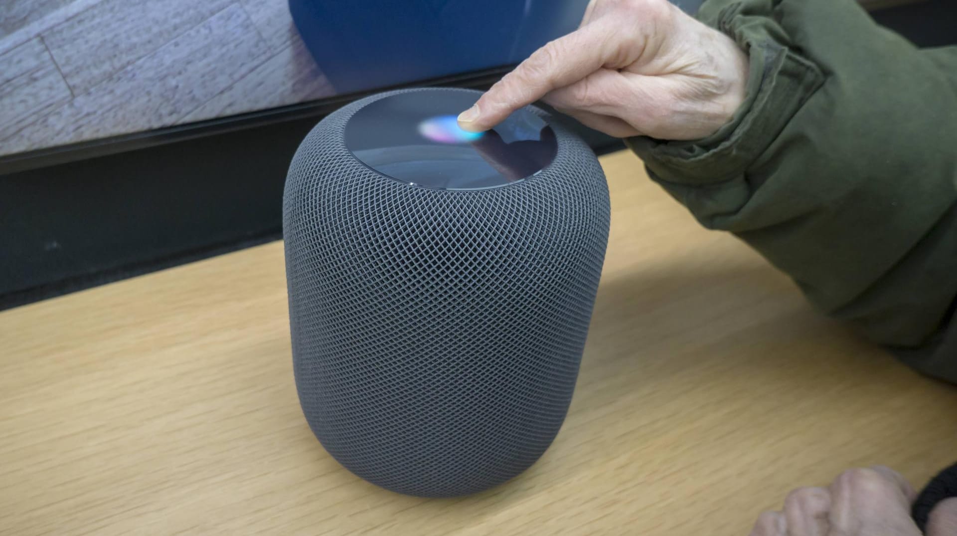 Ein Nutzer drückt auf das Touchpanel des Apple HomePod: Der smarte Lautsprecher mit Siri kam mit reichlicher Verspätung auf den Markt.