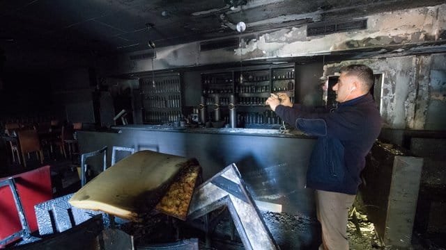 Ali Tulasoglu fotografiert die verkohlten Räume seines türkischen Restaurants in Chemnitz.