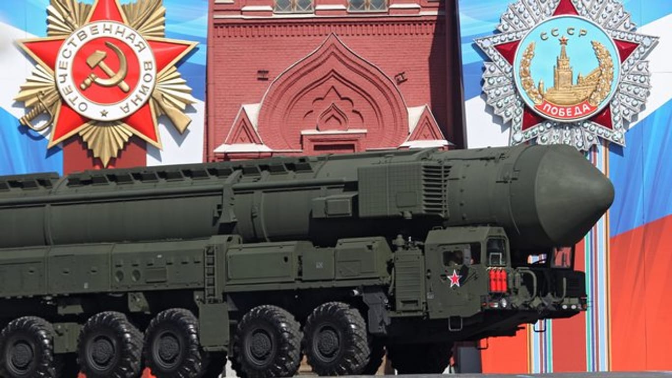 Ein Trägerfahrzeug der russischen Atomrakete Topol-M biegt bei einer Parade auf den Roten Platz ein.