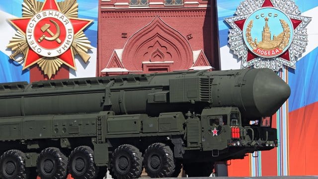 Ein Trägerfahrzeug der russischen Atomrakete Topol-M biegt bei einer Parade auf den Roten Platz ein. Ein Trägerfahrzeug der russischen Atomrakete Topol-M biegt bei einer Parade auf den Roten Platz ein.