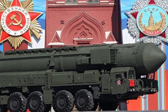 Ein Trägerfahrzeug der russischen Atomrakete Topol-M biegt bei einer Parade auf den Roten Platz ein.