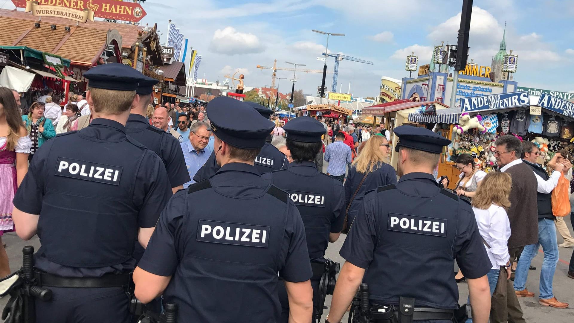 Auf dem Oktoberfest bekommt es die Polizei mit Besuchern häufiger zu tun, die den Hitlergruß zeigen. Der Fall eines Afghanen hat Diskussionen ausgelöst.