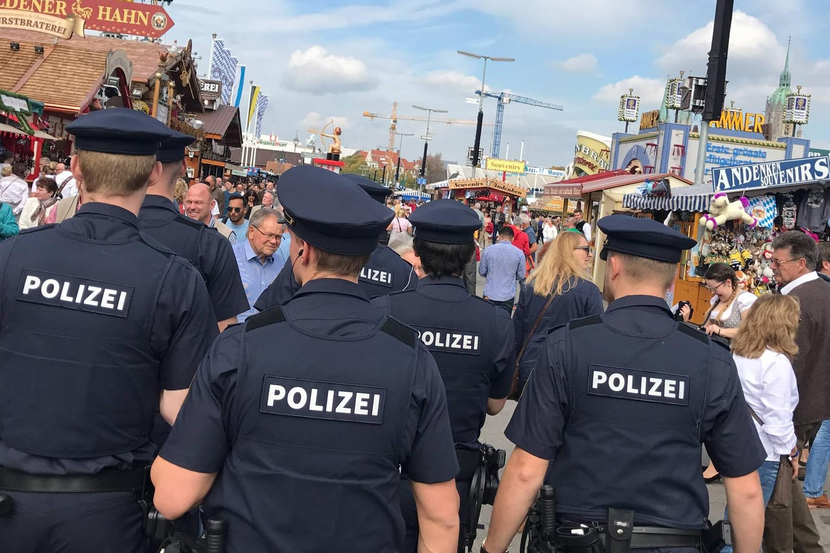 Auf dem Oktoberfest bekommt es die Polizei mit Besuchern häufiger zu tun, die den Hitlergruß zeigen. Der Fall eines Afghanen hat Diskussionen ausgelöst.