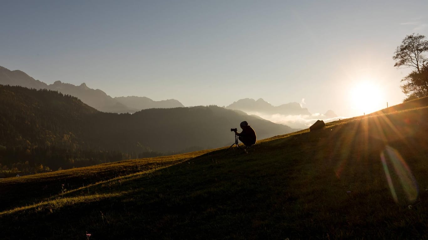 Herbstwetter in den bayerischen Alpen: Ab Samstag dürfte auch im Alpenvorland die Sonne seltener zu sehen sein.