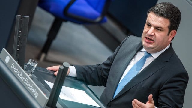 Hubertus Heil (SPD), Bundesminister für Arbeit und Soziales, spricht im Bundestag zum Qualifizierungschancengesetz. Hubertus Heil (SPD), Bundesminister für Arbeit und Soziales, spricht im Bundestag zum Qualifizierungschancengesetz.