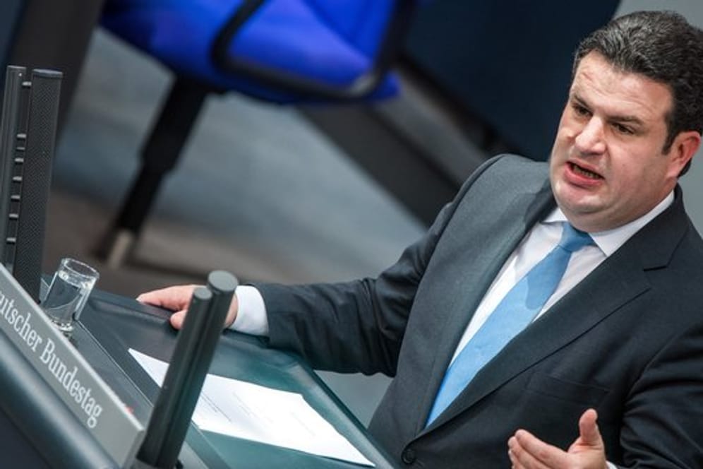 Hubertus Heil (SPD), Bundesminister für Arbeit und Soziales, spricht im Bundestag zum Qualifizierungschancengesetz.
