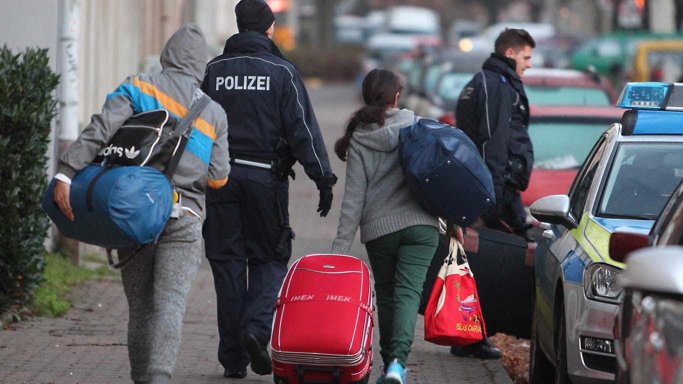 Abgelehnte Asylbewerber werden in Leipzig von der Polizei abgeholt: Sachsen holt eine abgeschobene Familie zurück nach Deutschland.