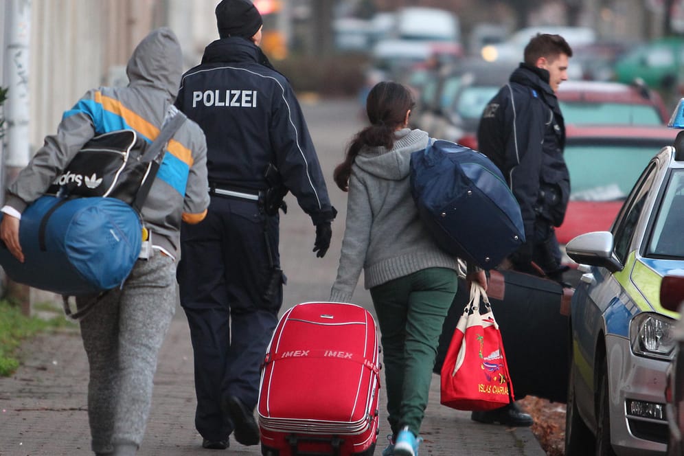 Abgelehnte Asylbewerber werden in Leipzig von der Polizei abgeholt: Sachsen holt eine abgeschobene Familie zurück nach Deutschland.