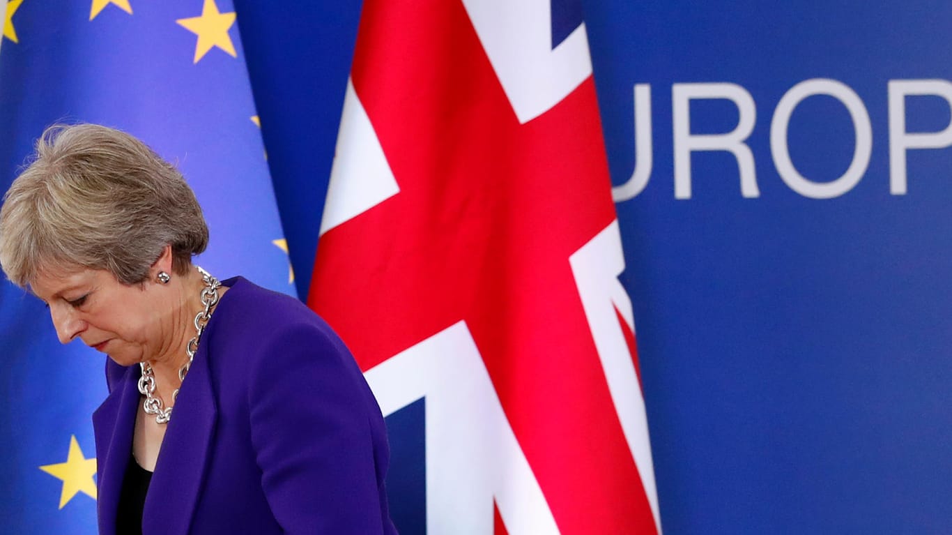 Theresa May: Der sprunghafte Anstieg der Passanträge in Deutschland seit dem Brexit-Votum zeigt angeblich, dass viele Briten die Vorteile der EU behalten wollen.