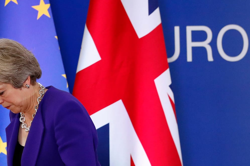 Theresa May: Der sprunghafte Anstieg der Passanträge in Deutschland seit dem Brexit-Votum zeigt angeblich, dass viele Briten die Vorteile der EU behalten wollen.