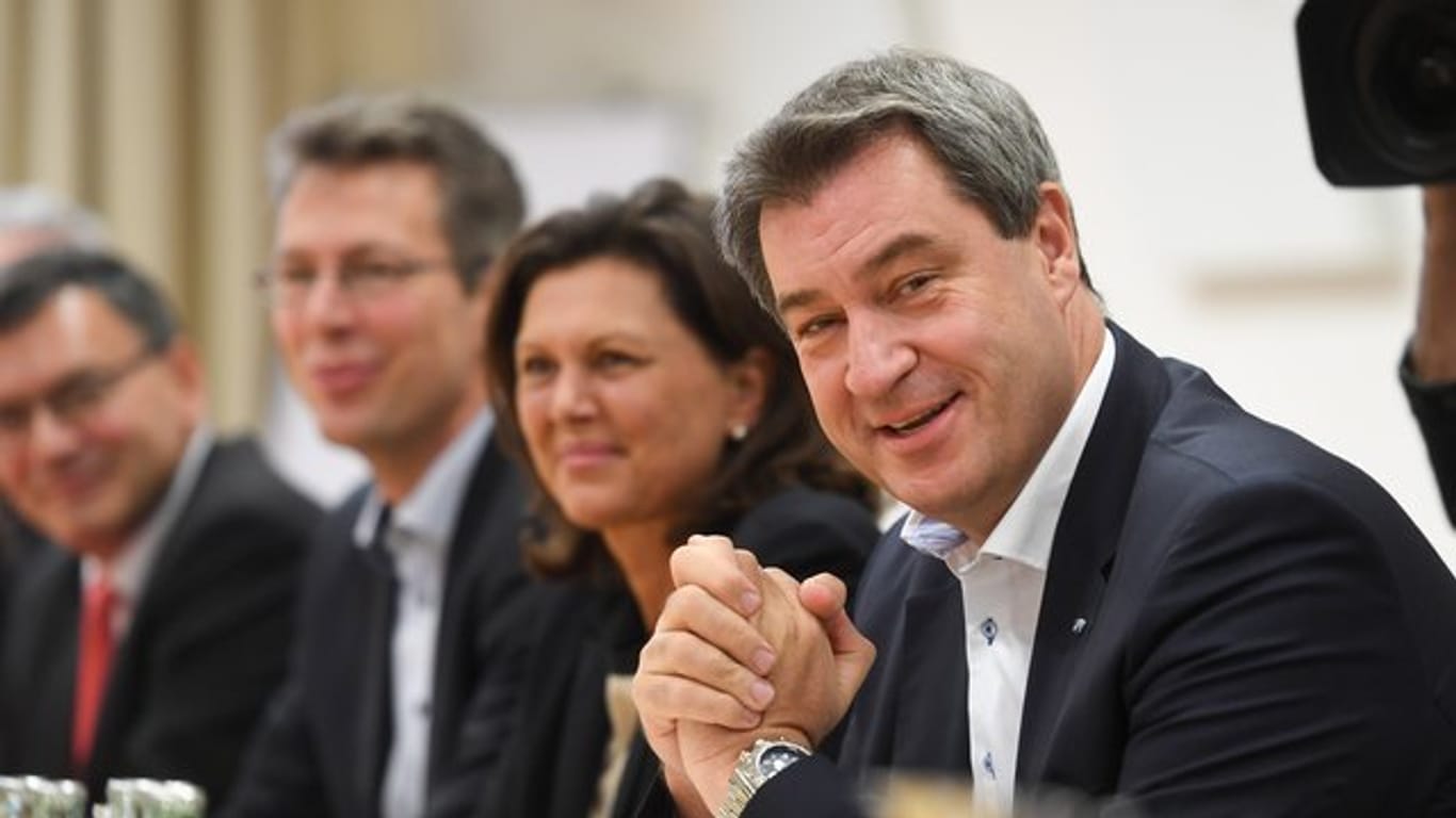 Bayerns Ministerpräsident Markus Söder (r) beim Auftakt der Koalitionsverhandlungen mit den Freien Wählern in München.