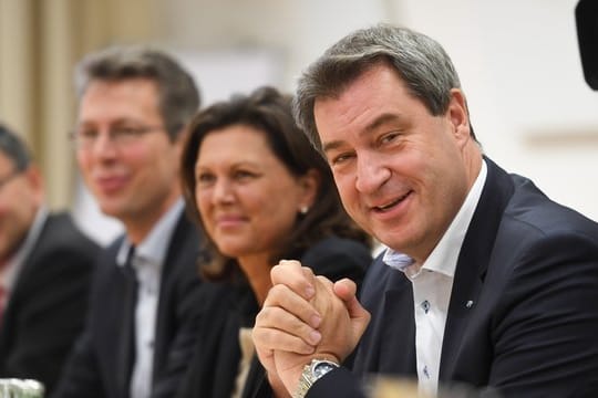 Bayerns Ministerpräsident Markus Söder (r) beim Auftakt der Koalitionsverhandlungen mit den Freien Wählern in München.