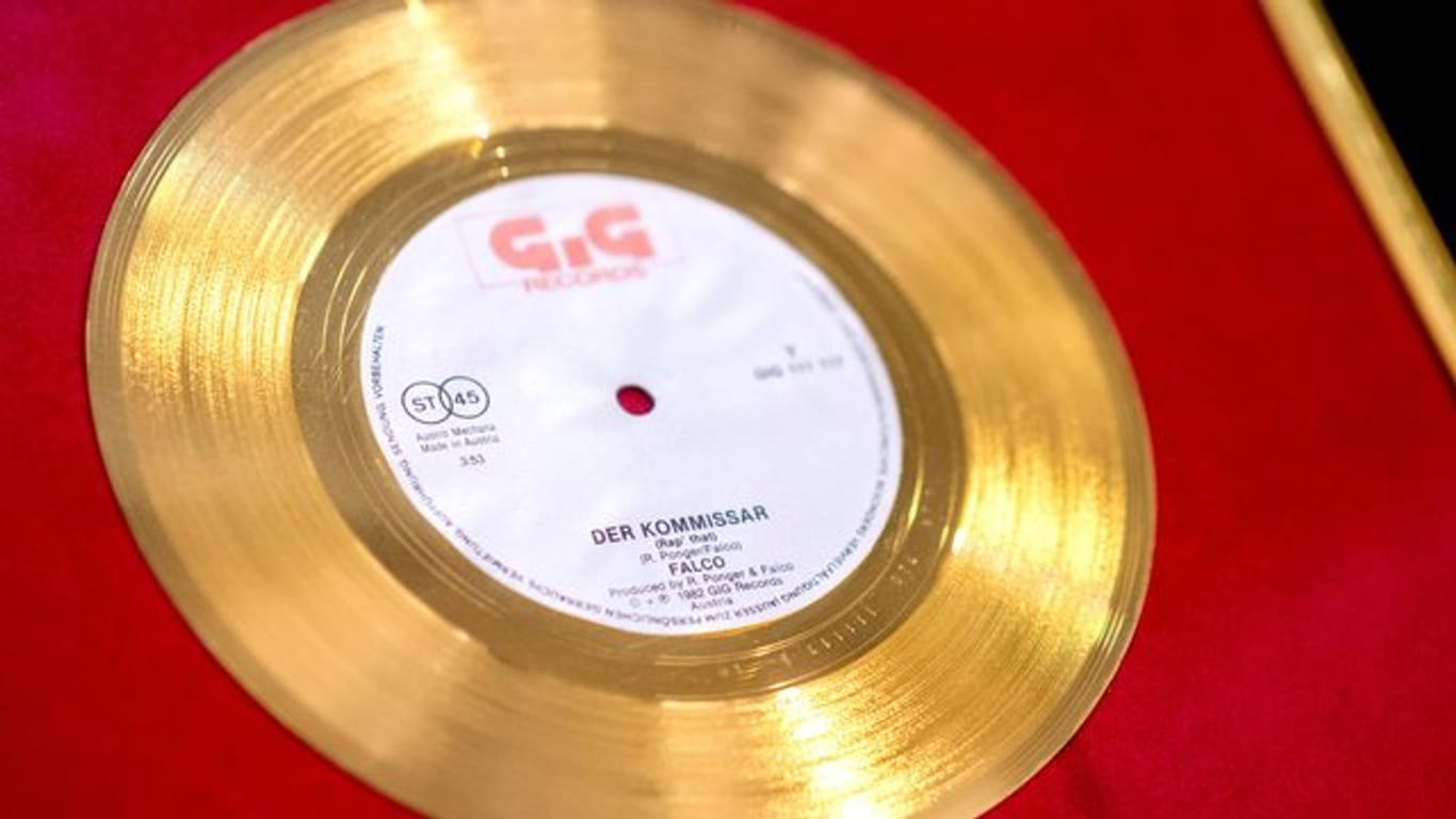 Eine goldene Schallplatte für die Single "Der Kommissar".