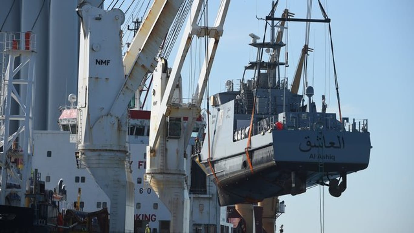 Ein Küstenschutzboot für Saudi-Arabien wird im Hafen Mukran in Mecklenburg-Vorpommern auf ein Transportschiff verladen.