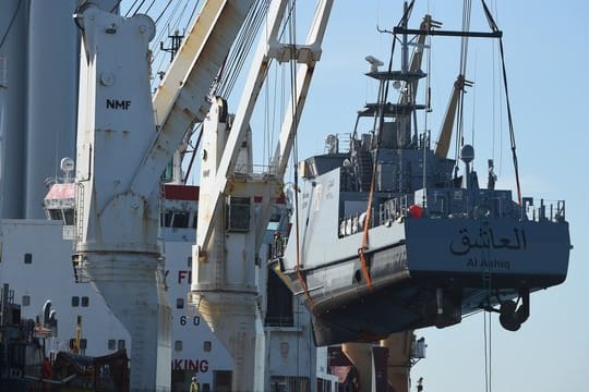 Ein Küstenschutzboot für Saudi-Arabien wird im Hafen Mukran in Mecklenburg-Vorpommern auf ein Transportschiff verladen.