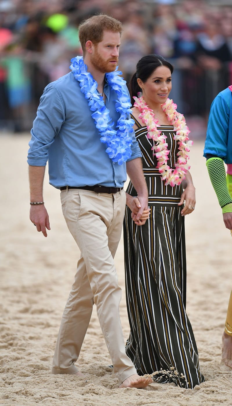 Einmal barfuß den Strand entlang: Prinz Harry und Herzogin Meghan.