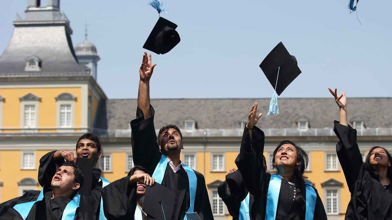 Studierende der Universität Bonn feiern 2015 ihren Abschluss: An Hochschulen soll man lernen, lehren, diskutieren. Beten kann man auch anderswo.