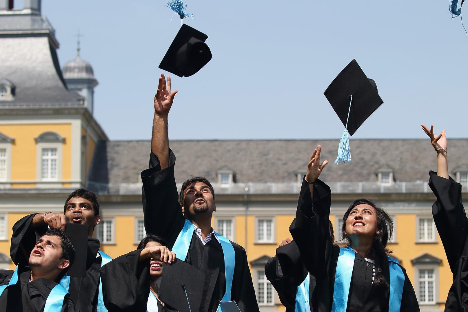 Studierende der Universität Bonn feiern 2015 ihren Abschluss: An Hochschulen soll man lernen, lehren, diskutieren. Beten kann man auch anderswo.