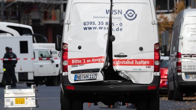 Der aufgebrochene Geldtransporter steht auf der Alexanderstraße.