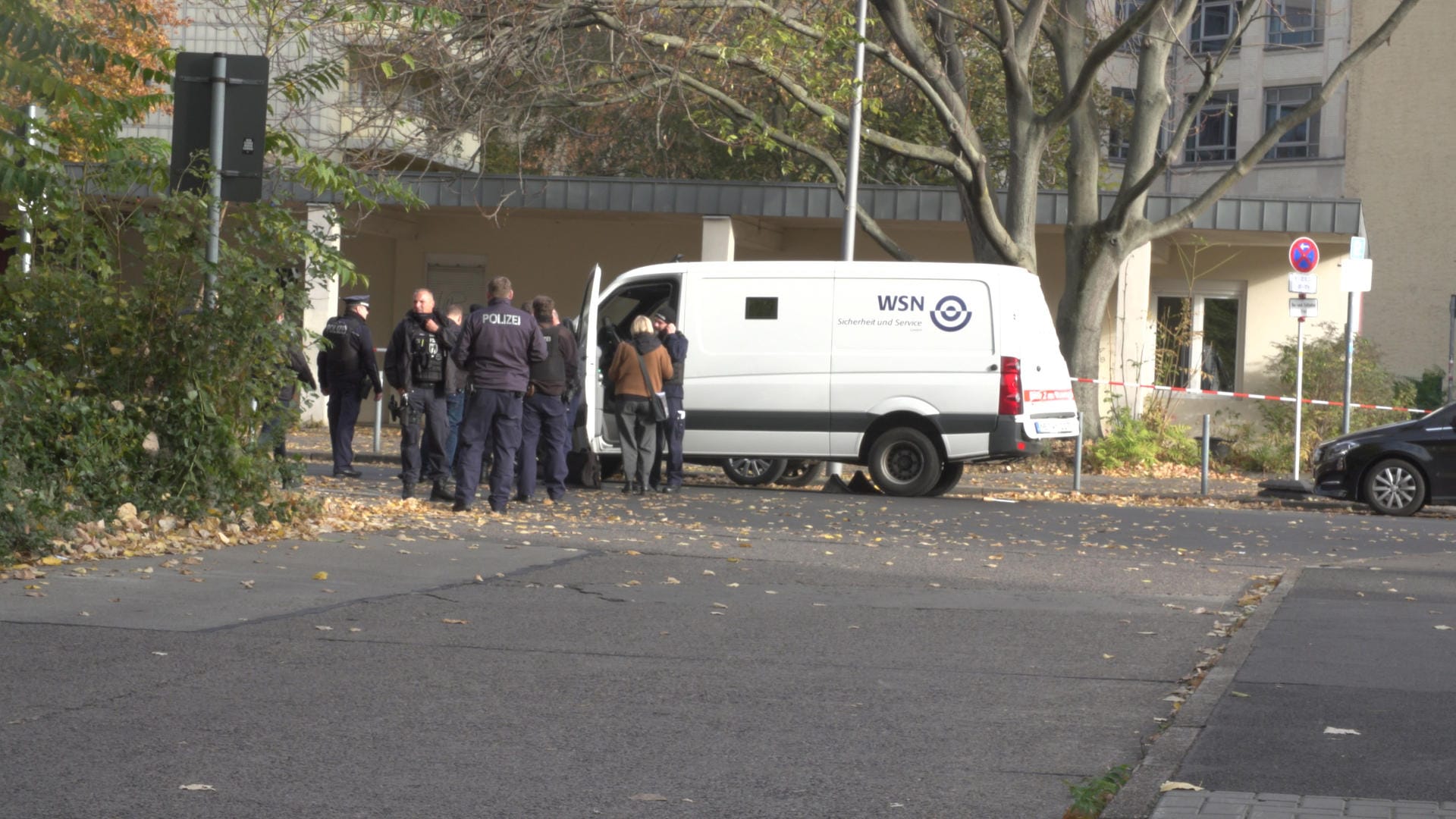 Die Spurensicherung beim Geldtransporter: Am frühen Morgen haben Maskierte den Wagen überfallen und sind geflohen.