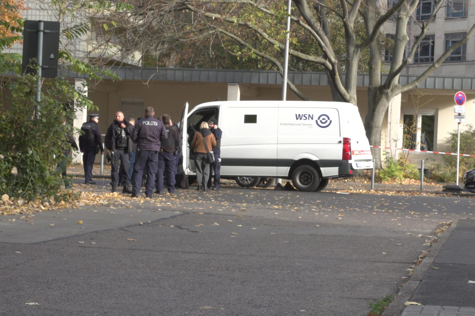 Die Spurensicherung beim Geldtransporter: Am frühen Morgen haben Maskierte den Wagen überfallen und sind geflohen.