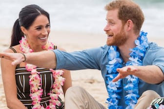 Herzogin Meghan und Prinz Harry: Am Bondi Beach bekam die beiden Blumenketten umgehängt.