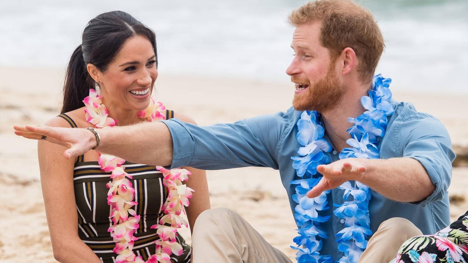 Herzogin Meghan und Prinz Harry: Am Bondi Beach bekam die beiden Blumenketten umgehängt.