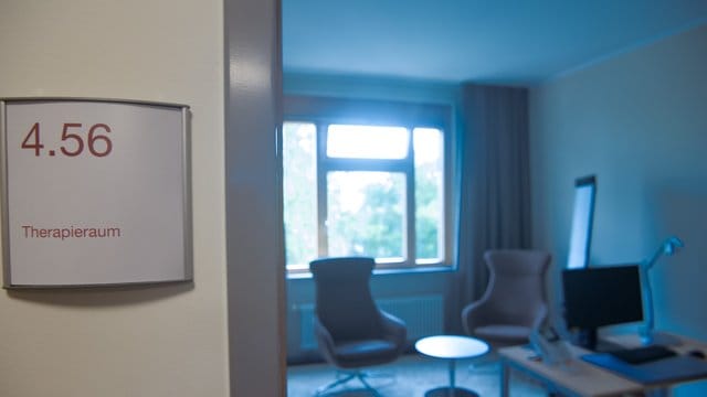 Menschen mit einer geistigen Behinderung können künftig leichter eine von der Krankenkasse finanzierte psychotherapeutische Behandlung in Anspruch nehmen. Menschen mit einer geistigen Behinderung können künftig leichter eine von der Krankenkasse finanzierte psychotherapeutische Behandlung in Anspruch nehmen.