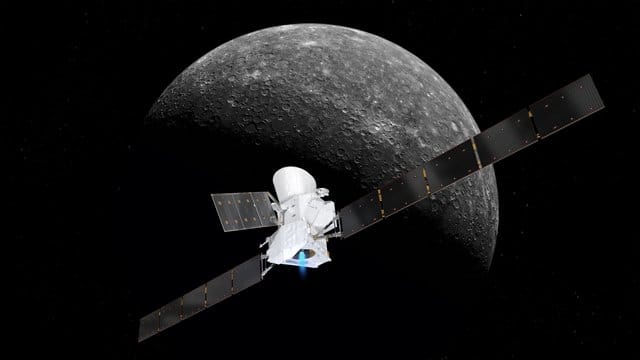 Eine grafische Darstellung zeigt die Sonde BepiColombo im Anflug auf den Merkur. Eine grafische Darstellung zeigt die Sonde BepiColombo im Anflug auf den Merkur.