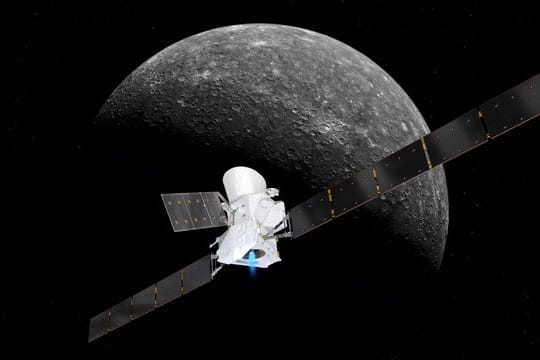 Eine grafische Darstellung zeigt die Sonde BepiColombo im Anflug auf den Merkur.