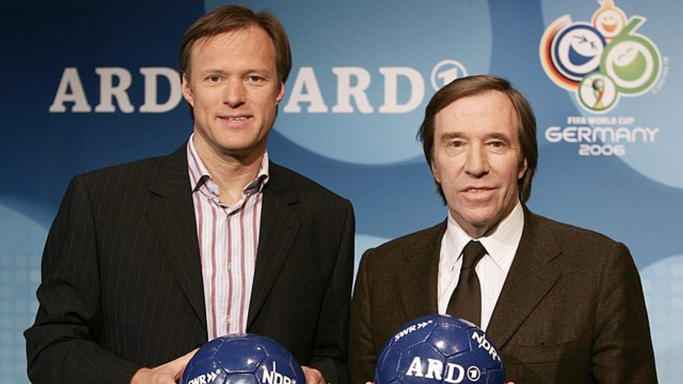 Die Sportmoderatoren Gerhard Delling (l) und Günter Netzer 2006 in Hamburg.