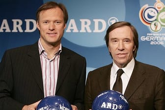Die Sportmoderatoren Gerhard Delling (l) und Günter Netzer 2006 in Hamburg.