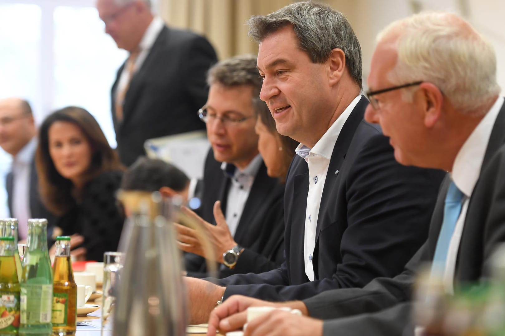 Friede bei den Koalitionsverhandlungen mit den Freien Wählern – Krach wegen der Äußerungen von Landesgruppenchef Alexander Dobrindt: Die Aufarbeitung der Wahl könnte die CSU noch länger beschäftigen.