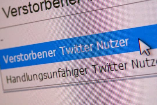 Bei Twitter kann die Löschung des Accounts eines verstorbenen Nutzers beantragt werden - wenn man die Funktion im Hilfe-Center gefunden hat.