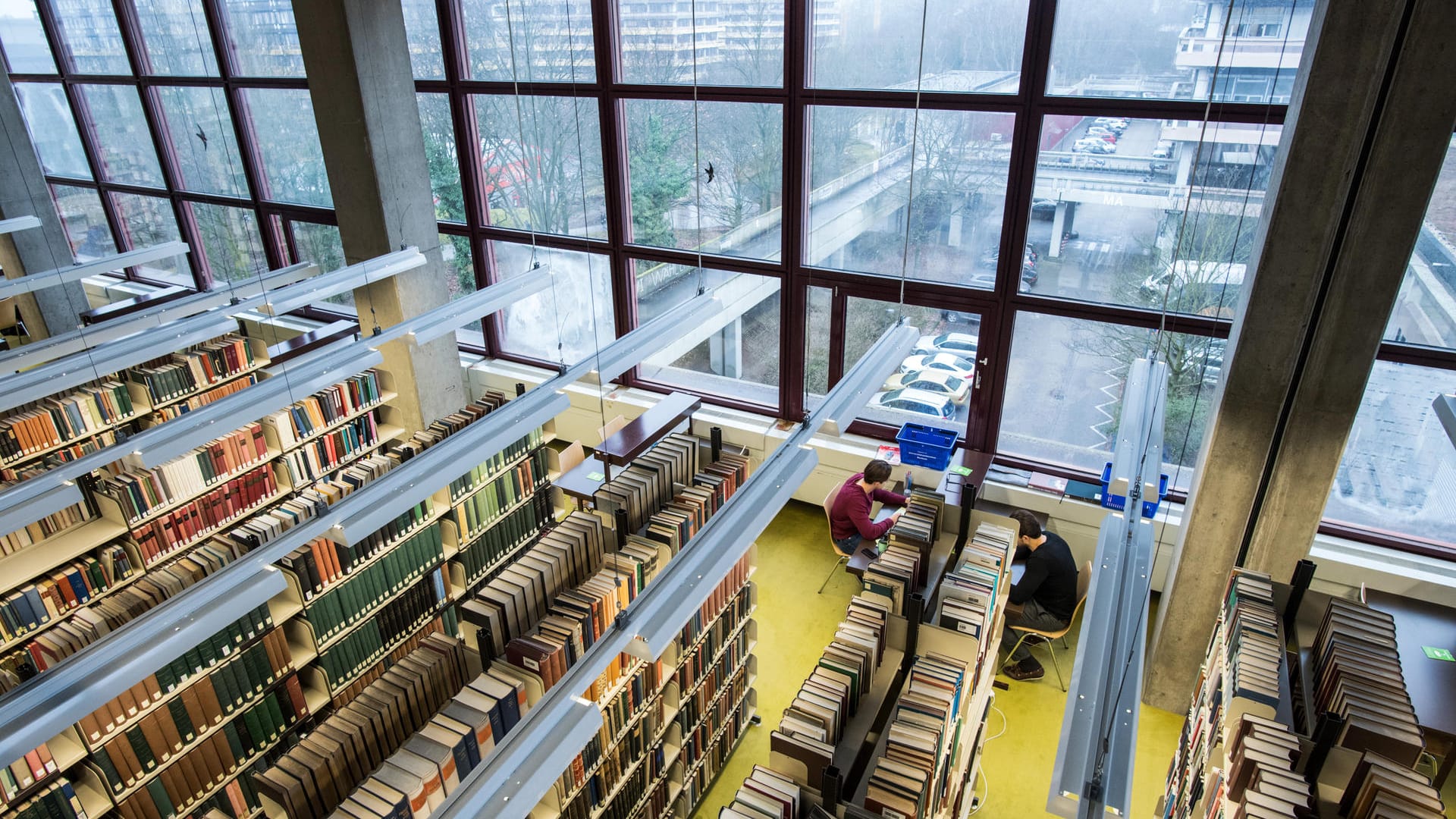 Die Bibliothek der Ruhr-Universität: Aus einer Bibliothek wie dieser an der Hochschule Niederrhein hatte eine Professorin rund 50 Bücher ausgeliehen und nicht rechtzeitig zurückgegeben. Die Bibliothek der Ruhr-Universität: Aus einer Bibliothek wie dieser an der Hochschule Niederrhein hatte eine Professorin rund 50 Bücher ausgeliehen und nicht rechtzeitig zurückgegeben.