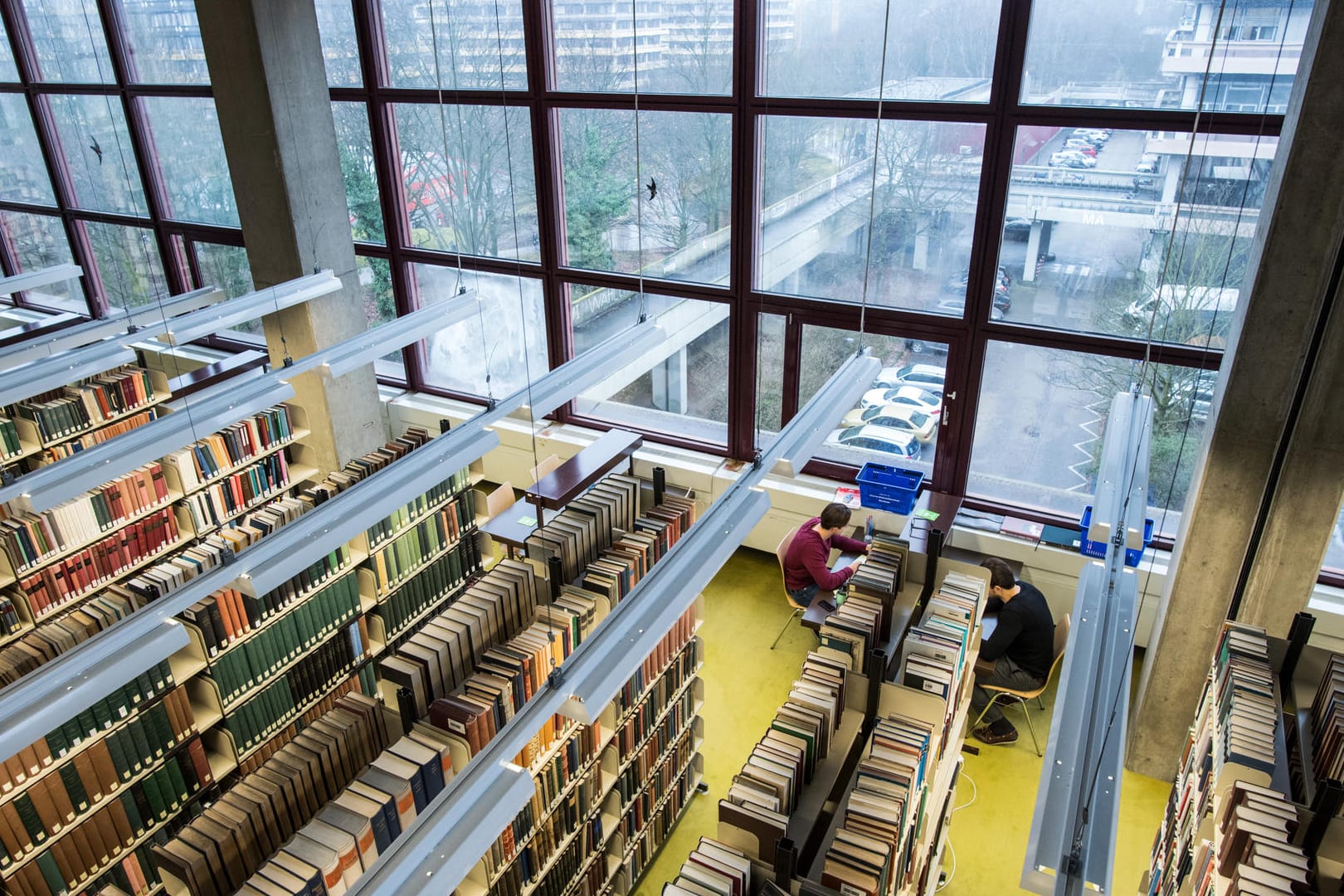 Die Bibliothek der Ruhr-Universität: Aus einer Bibliothek wie dieser an der Hochschule Niederrhein hatte eine Professorin rund 50 Bücher ausgeliehen und nicht rechtzeitig zurückgegeben.