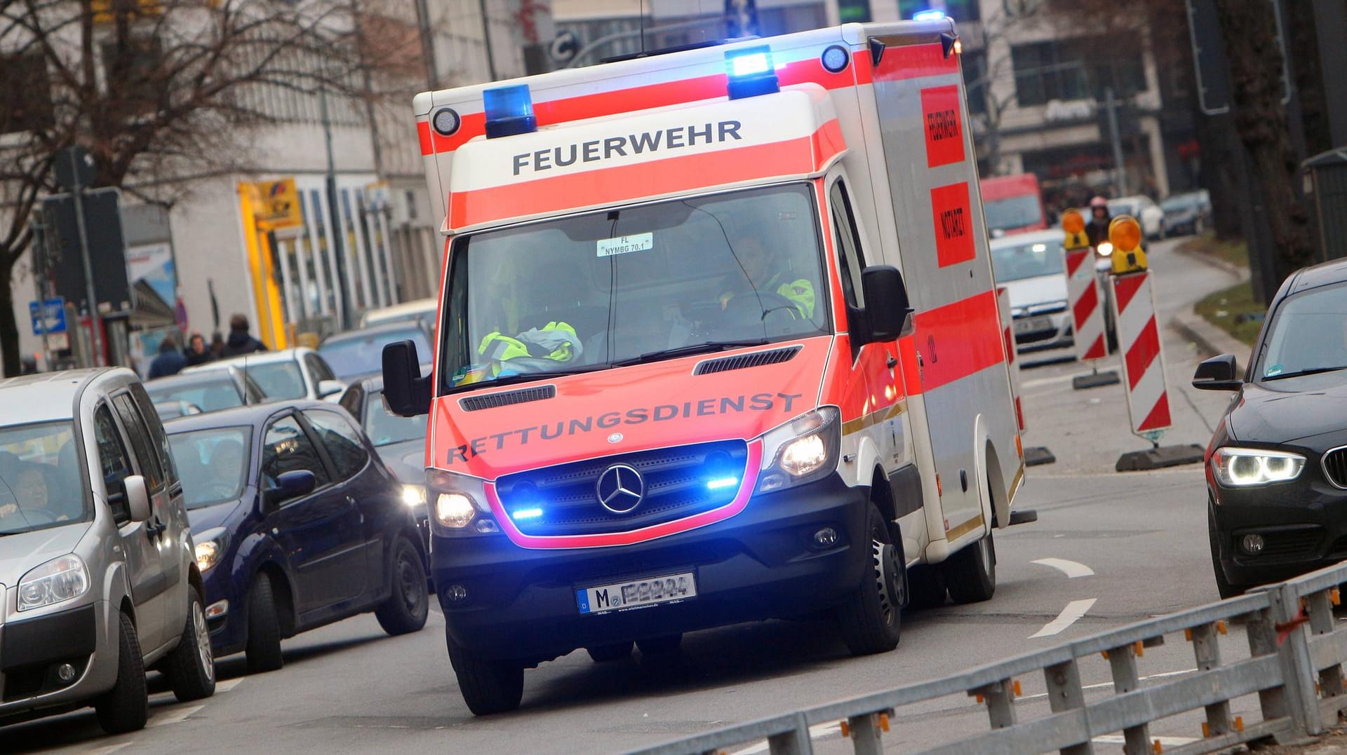 Rettungswagen mit Blaulicht im Einsatz: Ein Mann wurde durch die Explosion in Franken getötet. Rettungswagen mit Blaulicht im Einsatz: Ein Mann wurde durch die Explosion in Franken getötet.
