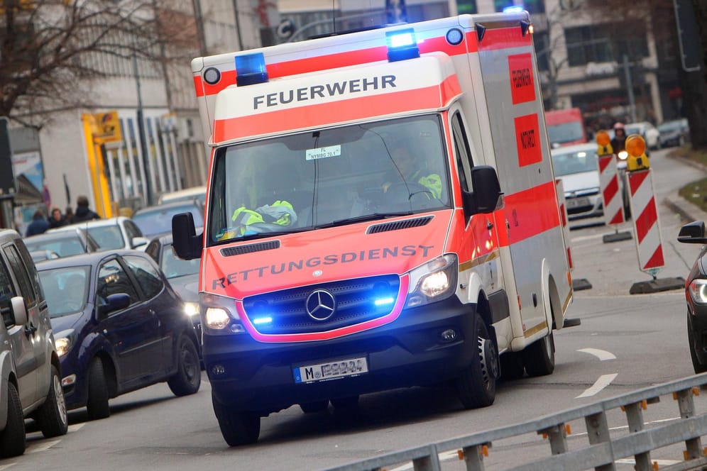 Rettungswagen mit Blaulicht im Einsatz: Ein Mann wurde durch die Explosion in Franken getötet.