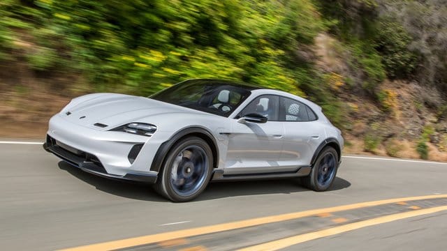 Mit steil gestellter Heckklappe und erhöhter Bodenfreiheit gibt der Porsche Cross Turismo den Geländekombi. Mit steil gestellter Heckklappe und erhöhter Bodenfreiheit gibt der Porsche Cross Turismo den Geländekombi.