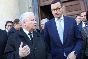 Angriff auf die Unabhängigkeit der Justiz: Der mächtige Chef der Regierungspartei PiS, Jaroslaw Kaczynski, und Ministerpräsident Mateusz Morawiecki in Warschau.